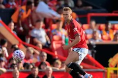 英格兰足球史上的传奇教练：弗格森爵士三冠王、温格不败神话与克洛普利物浦复兴